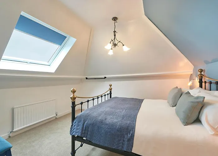 Host & - Puffin House Whitby